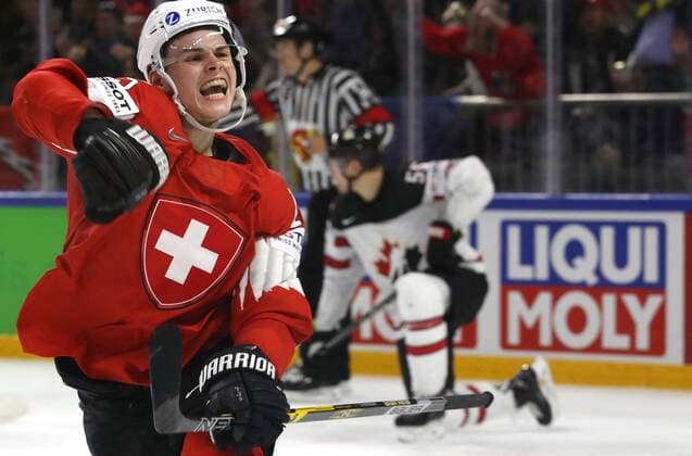 Bilder des Tages - SPORT Ice hockey Eishockey - IIHF WC, CAN vs SUI COPENHAGEN,DENMARK,19.MAY.18 - ICE HOCKEY - IIHF World Championships, semifinal, Canada vs Switzerland. Image shows the rejoicing of Gregory Hofmann (SUI). GEPAxpictures xAndreasxPranter