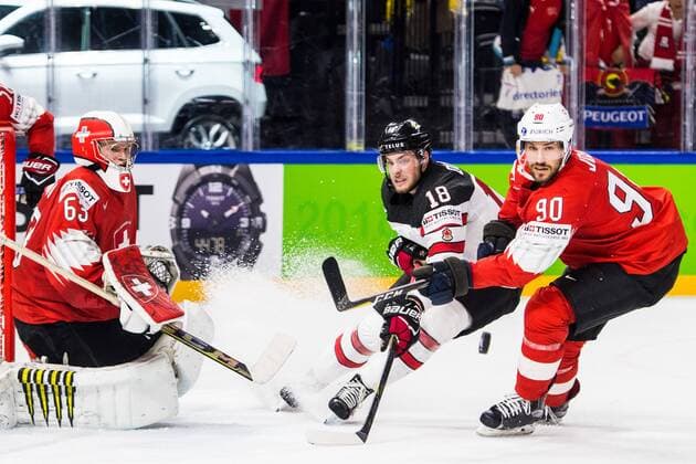 180519 Kanadas Pierre-Luc Dubois oroar mot Schweiz malvakt Leonardo Genoni och Joel Roman under semifinalen i ishockey-VM mellan Kanada och Schweiz den 19 maj 2018 i Köpenhamn. Copyright: PETTERxARVIDSON BB180519PA154