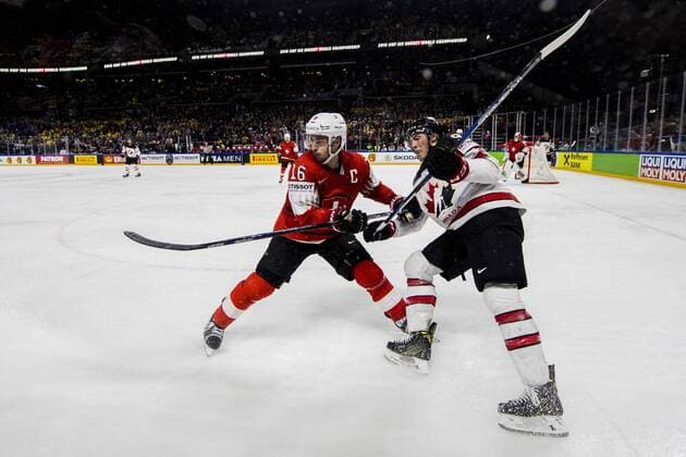 180519 Schweiz Raphael Diaz och Kanadas Ryan Nugent Hopkins under semifinalen i ishockey-VM mellan Kanada och Schweiz den 19 maj 2018 i Köpenhamn. Copyright: PETTERxARVIDSON BB180519PA164