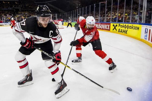 180519 Kanadas Connor McDavid och Schweiz Joel Roman under semifinalen i ishockey-VM mellan Kanada och Schweiz den 19 maj 2018 i Köpenhamn. Copyright: PETTERxARVIDSON BB180519PA165