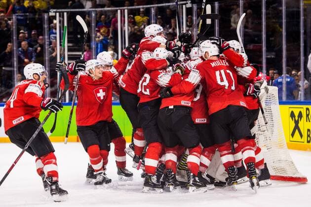 180519 Schweiz spelare jublar efter semifinalen i ishockey-VM mellan Kanada och Schweiz den 19 maj 2018 i Köpenhamn. Copyright: PETTERxARVIDSON BB180519PA167