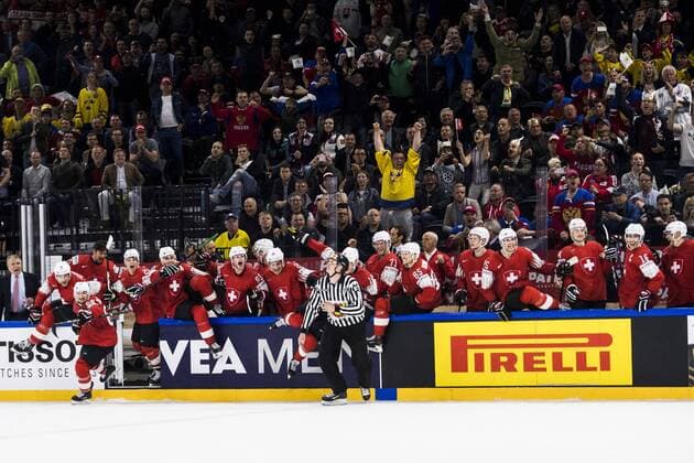 180519 Schweiz spelare jublar efter semifinalen i ishockey-VM mellan Kanada och Schweiz den 19 maj 2018 i Köpenhamn. Copyright: PETTERxARVIDSON BB180519PA171