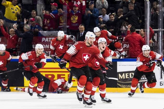 180519 Schweiz spelare jublar efter semifinalen i ishockey-VM mellan Kanada och Schweiz den 19 maj 2018 i Köpenhamn. Copyright: PETTERxARVIDSON BB180519PA172