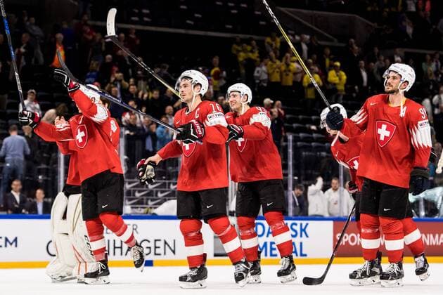 180519 Schweiz spelare med Raphael Diaz (m) tackar publiken efter semifinalen i ishockey-VM mellan Kanada och Schweiz den 19 maj 2018 i Köpenhamn. Copyright: PETTERxARVIDSON BB180519PA182