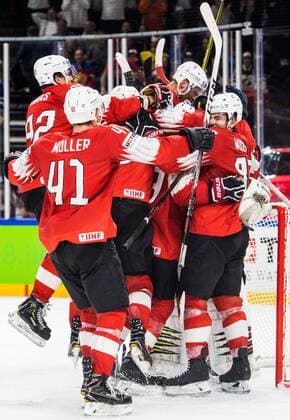 180519 Schweiz spelare jublar efter semifinalen i ishockey-VM mellan Kanada och Schweiz den 19 maj 2018 i Köpenhamn. Copyright: PETTERxARVIDSON BB180519PA189