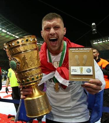 Bilder des Tages - SPORT 19.05.2018, Fussball DFB-Pokal Finale 2018, FC Bayern München - Eintracht Frankfurt, im Olympiastadion in Berlin. Eintracht Frankfurt gewinnt den DFB-Pokal, Ante Rebic (Eintracht Frankfurt) mit Pokal