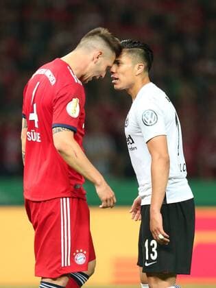 Themen der Woche - SPORT KW20 Bilder des Tages - SPORT Niklas Suele (FC Bayern Muenchen 4) Carlos Salcedo ( Eintracht Frankfurt 13 ) kopf an kopf, FC Bayern Muenchen vs. Eintracht Frankfurt, DFB Pokal, Finale, Fussball, 19.05.2018, FC Bayern Muenchen vs. Eintracht Frankfurt, DFB Pokal, Finale, Fussball, 19.05.2018 Berlin *** Niklas Suele Bayern Munich 4 Carlos Salcedo Eintracht Frankfurt 13 head to head FC Bayern Munich vs Eintracht Frankfurt DFB Pokal Final Football 19 05 2018 FC Bayern Munich vs Eintracht Frankfurt DFB Pokal Final Football 19 05 2018 Berlin Copyright: xLanger Eibner-Pressefotox EP_HLR