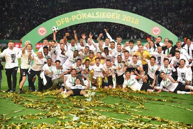 Fußball, DFB-Pokalfinale 2017 2018, FC Bayern München - Eintracht Frankfurt DFB-Pokalfinale FC Bayern München - Eintracht Frankfurt 1:3 19.05.2018 Pokalsieger Eintracht Frankfiurt mit dem Pokal