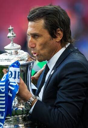 Themen der Woche - SPORT KW20 Bilder des Tages - SPORT Chelsea manager Antonio Conte with the FA Cup during the FA Cup FINAL match between Chelsea and Manchester United ManU at Wembley Stadium, London, England on 19 May 2018. Copyright: xAndyxRowlandx PMI-2040-0004
