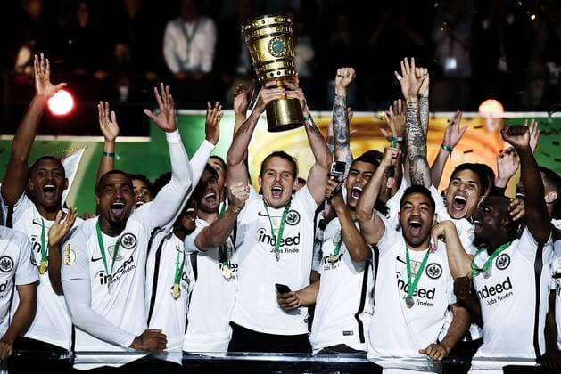 19.05.2018, xpsx, DFB Pokalfinale Herren, Eintracht Frankfurt - FC Bayern Muenchen, emspor v.l. Feiern Pokalsieger Pokal Sieger Jubel Pokalübergabe Teamfoto Alexander Alex Meier (Eintracht Frankfurt) Berlin