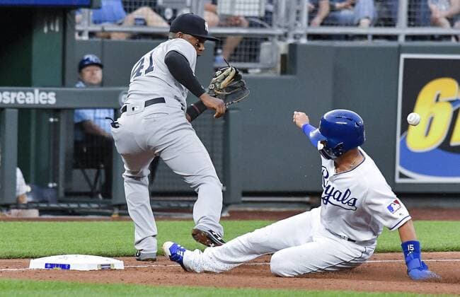 Bilder des Tages - SPORT May 19, 2018 - Kansas City, MO, USA - Kansas City Royals Whit Merrifield advances to third before the ball reaches New York Yankees third baseman Miguel Andujar on a fly ball out by Hunter Dozier in the sixth inning during Saturday s baseball game on May 19, 2018, at Kauffman Stadium in Kansas City, Mo. Royals vs Yankees - ZUMAm67_ 20180519_zaf_m67_023 Copyright: xJohnxSleezerx
