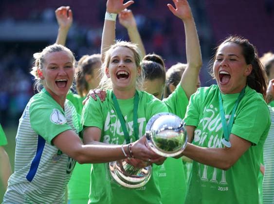 Bilder des Tages - SPORT VfL vs Bayern, DFB Pokal Finale Frauen Köln, 19.05.2018, FUßBALL - VfL Wolfsburg vs FC Bayern München, DFB Pokal Finale Frauen, Saison 2017-18. Bild zeigt: VfL Wolfsburg gewinnt DFB-Pokal der Frauen 2018. Alexandra Popp (VfL Wolfsburg), Lena Goeßling (VfL Wolfsburg), Sara Björk Gunnarsdottir (VfL Wolfsburg) Köln