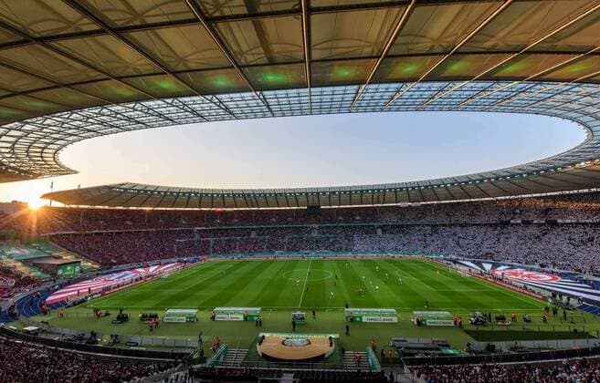 Fußball, DFB-Pokalfinale 2017 2018, FC Bayern München - Eintracht Frankfurt FC Bayern München vs SG Eintracht Frankfurt, DFB Pokalfinale, 19.05.2018 Übersicht des Olympia Stadions mit ERGO Versicherungen und Targo Bank Werbung beim DFB Pokalfinale zwischen dem FC Bayern München und der SG Eintracht Frankfurt am 19.05.2018, , Berlin BER Deutschland Olympiastadion