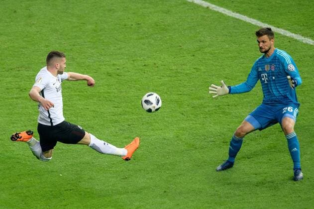 Fußball, DFB-Pokalfinale 2017 2018, FC Bayern München - Eintracht Frankfurt FC Bayern München vs SG Eintracht Frankfurt, DFB Pokalfinale, 19.05.2018 Ante Rebic (Eintracht Frankfurt 4) mit dem Tor zum 2:1 gegen Torwart Sven Ulreich (FC Bayern Muenchen 26) beim DFB Pokalfinale zwischen dem FC Bayern München und der SG Eintracht Frankfurt am 19.05.2018, , Berlin BER Deutschland Olympiastadion