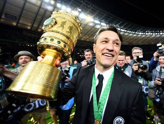 19.05.2018, xfux, DFB Pokalfinale Herren, FC Bayern Muenchen - Eintracht Frankfurt, emspor v.l. Trainer Niko Kovac (Eintracht Frankfurt) jubelnd jubelt jubeln mit dem DFB-Pokal nach Spielende ueber den Pokalsieg Berlin