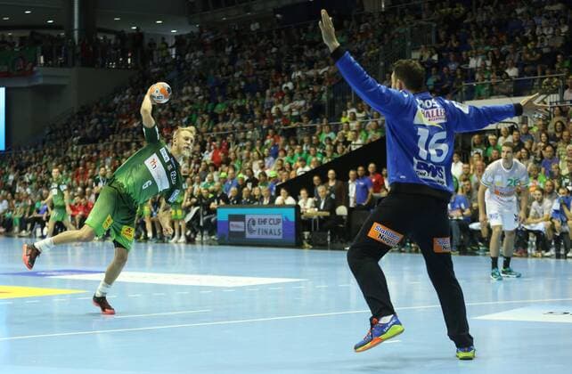 20.05.2018, xcsx, Handball EHF Cup Final 4, Handball EHF Cup Final 4, Spiel um Platz 3, SC Magdeburg - Frisch auf Göppingen, emspor, v.l. Matthias Musche (SC Magdeburg) wirft Strafwurf gegen Primosz Prost (Frisch Auf! Göppingen) Magdeburg