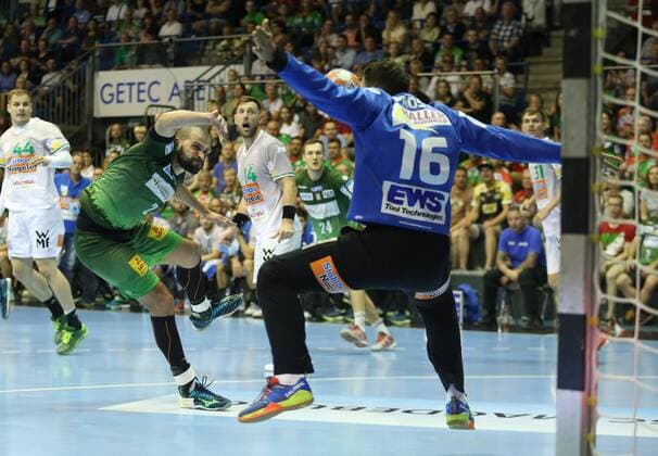 20.05.2018, xcsx, Handball EHF Cup Final 4, Handball EHF Cup Final 4, Spiel um Platz 3, SC Magdeburg - Frisch auf Göppingen, emspor, v.l. Zeljko Musa (SC Magdeburg), Primosz Prost (Frisch Auf! Göppingen) hält einen Wurf Magdeburg
