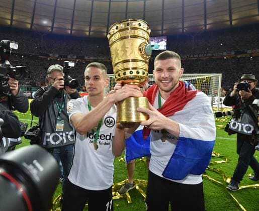 19.05.2018, Fussball GER, DFB - Pokal, Finale, Saison 2017 2018, FC Bayern Muenchen - Eintracht Frankfurt 1:3, Ante Rebic (Eintracht Frankfurt), re., und Mijat Gacinovic (Eintracht Frankfurt) mit dem Pokal