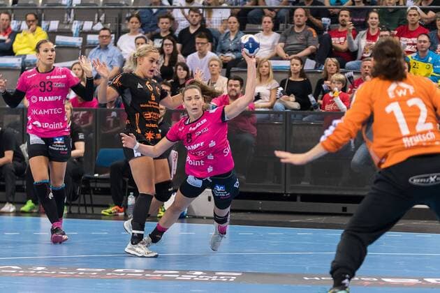 Anouk Nieuwenweg (HSG Bad Wildungen Vipers 06), Monika Kobylinska (TusSies Metzingen 08), HSG Bad Wildungen Vipers gegen TuS Metzingen, Handball, OLYMP Final4, HBF, Handball Pokalfinale, Spiel um Platz 3, 1. Bundesliga, Frauen, 20.05.2018, HSG Bad Wildungen Vipers gegen TuS Metzingen, Handball, OLYMP Final4, HBF, Handball Pokalfinale, Spiel um Platz 3, 1. Bundesliga, Frauen, 20.05.2018 Stuttgart Copyright: xFrankx Eibner-Pressefotox EP_wfk