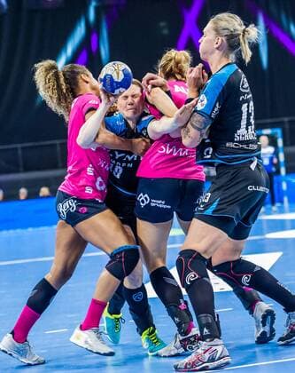 SG BBM Bietigheim - TuS Metzingen Anna LOERPER ( 19 SG BBM Bietigheim) Delaila AMEGA ( 5 TuS Metzingen) Luisa SCHULZE ( 13 SG BBM BIETIGHEIM) beim Spiel des OLYMP FINAL4, SG BBM Bietigheim - TuS Metzingen. Stuttgart. 19.05.18 Handball OLYMP Final4 , Stuttgart Baden Wuerttemberg Deutschland Porsche Arena