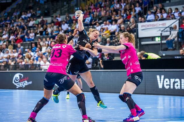 SG BBM Bietigheim - TuS Metzingen Anna LOERPER ( 19 SG BBM Bietigheim) Maren WEIGEL ( 22 TuS Metzingen) Julia BEHNKE ( 93 TuS Metzingen) beim Spiel des OLYMP FINAL4, SG BBM Bietigheim - TuS Metzingen. Stuttgart. 19.05.18 Handball OLYMP Final4 , Stuttgart Baden Wuerttemberg Deutschland Porsche Arena