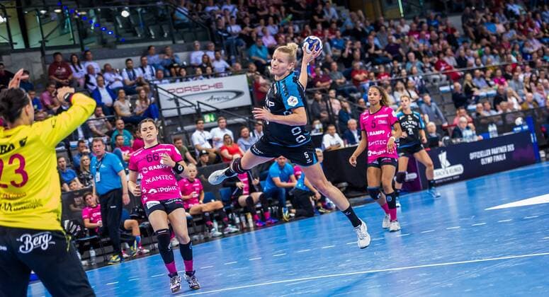 SG BBM Bietigheim - TuS Metzingen Antje LAUENROTH ( 5 SG BBM BIETIGHEIM) Jasmina JANKOVIC ( 23 TuS Metzingen) beim Spiel des OLYMP FINAL4, SG BBM Bietigheim - TuS Metzingen. Stuttgart. 19.05.18 Handball OLYMP Final4 , Stuttgart Baden Wuerttemberg Deutschland Porsche Arena