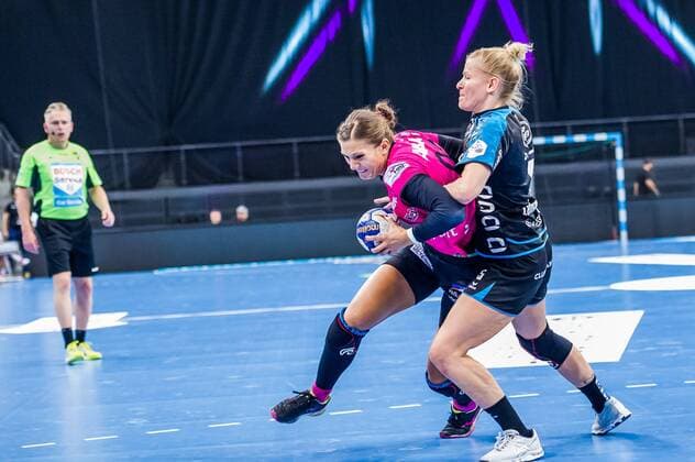 SG BBM Bietigheim - TuS Metzingen Julia BEHNKE ( 93 TuS Metzingen) Antje LAUENROTH ( 5 SG BBM BIETIGHEIM) beim Spiel des OLYMP FINAL4, SG BBM Bietigheim - TuS Metzingen. Stuttgart. 19.05.18 Handball OLYMP Final4 , Stuttgart Baden Wuerttemberg Deutschland Porsche Arena