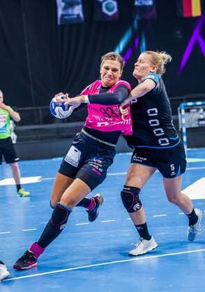 SG BBM Bietigheim - TuS Metzingen Julia BEHNKE ( 93 TuS Metzingen) Antje LAUENROTH ( 5 SG BBM BIETIGHEIM) beim Spiel des OLYMP FINAL4, SG BBM Bietigheim - TuS Metzingen. Stuttgart. 19.05.18 Handball OLYMP Final4 , Stuttgart Baden Wuerttemberg Deutschland Porsche Arena