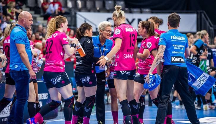 SG BBM Bietigheim - TuS Metzingen Edina Rott mit Team des TuS Metzingen beim Spiel des OLYMP FINAL4, SG BBM Bietigheim - TuS Metzingen. Stuttgart. 19.05.18 Handball OLYMP Final4 , Stuttgart Baden Wuerttemberg Deutschland Porsche Arena