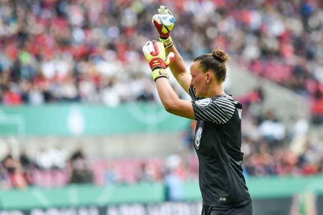 Almuth Schult (Torwart, Wolfsburg, 1) begrüßt die Wolfsburger Fans, Porträt, Portrait, Fussball, DFB-Pokal der Frauen, Finale, VfL Wolfsburg - FC Bayern München,