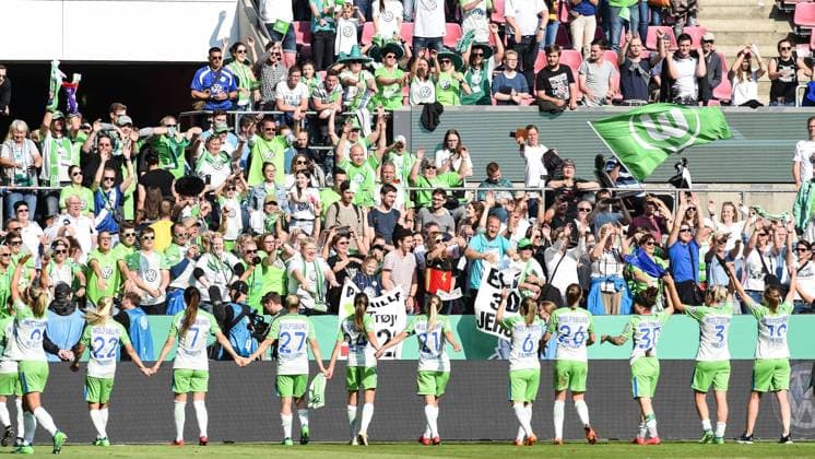 Wolfsburger Frauen feiern nach Spielschluß mit ihren Fans, jubel nach dem Schlusspfiff, Sieg, Sieger, Gewinner, jubelt, jubeln, Freude, optimistisch, Action, Aktion, Fans, Publikum, Zuschauer, Stimmung, Atmosphäre, Stadion, Fussball, DFB-Pokal der Frauen, Finale, VfL Wolfsburg - FC Bayern München,