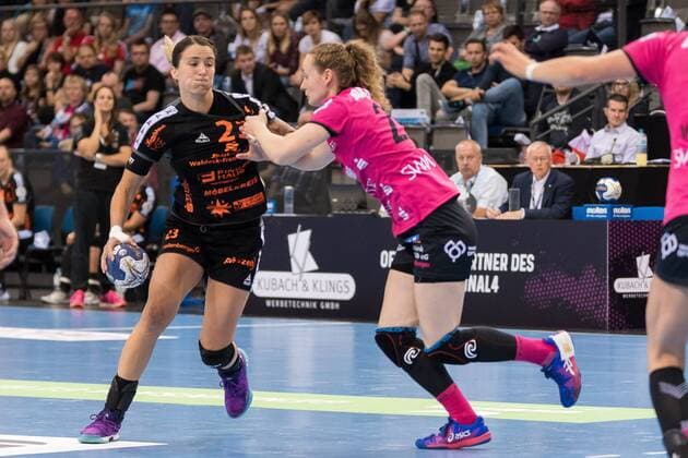 Laura Vasilescu (HSG Bad Wildungen Vipers 23), Maren Weigel (TusSies Metzingen 22), HSG Bad Wildungen Vipers gegen TuS Metzingen, Handball, OLYMP Final4, HBF, Handball Pokalfinale, Spiel um Platz 3, 1. Bundesliga, Frauen, 20.05.2018, HSG Bad Wildungen Vipers gegen TuS Metzingen, Handball, OLYMP Final4, HBF, Handball Pokalfinale, Spiel um Platz 3, 1. Bundesliga, Frauen, 20.05.2018 Stuttgart Copyright: xFrankx Eibner-Pressefotox EP_wfk