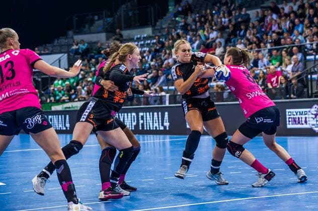 HSG Bad Wildungen Vipers - TuS Metzingen Anouk NIEUWENWEG ( 6 HSG Bad Wildungen Vipers) Tamara HAGGERTY ( 5 HSG Bad Wildungen Vipers) Monika KOBYLINSKA ( 8 TuS Metzingen) Shenia MINEVSKAJA ( 13 TuS Metzingen) beim Spiel des OLYMP FINAL4, HSG Bad Wildungen Vipers vs. TuS Metzingen. Stuttgart. 20.05.18 Handball OLYMP Final4 , Stuttgart Baden Wuerttemberg Deutschland Porsche Arena