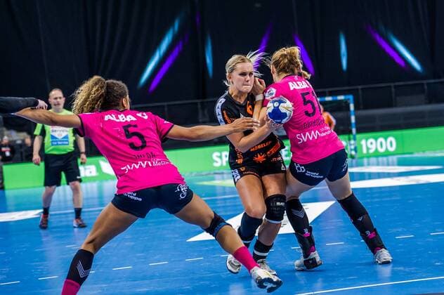 HSG Bad Wildungen Vipers - TuS Metzingen Anouk NIEUWENWEG ( 6 HSG Bad Wildungen Vipers) Delaila AMEGA ( 5 TuS Metzingen) Marija OBRADOVIC ( 51 TuS Metzingen) beim Spiel des OLYMP FINAL4, HSG Bad Wildungen Vipers vs. TuS Metzingen. Stuttgart. 20.05.18 Handball OLYMP Final4 , Stuttgart Baden Wuerttemberg Deutschland Porsche Arena