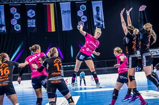 HSG Bad Wildungen Vipers - TuS Metzingen Shenia MINEVSKAJA ( 13 TuS Metzingen) beim Spiel des OLYMP FINAL4, HSG Bad Wildungen Vipers vs. TuS Metzingen. Stuttgart. 20.05.18 Handball OLYMP Final4 , Stuttgart Baden Wuerttemberg Deutschland Porsche Arena