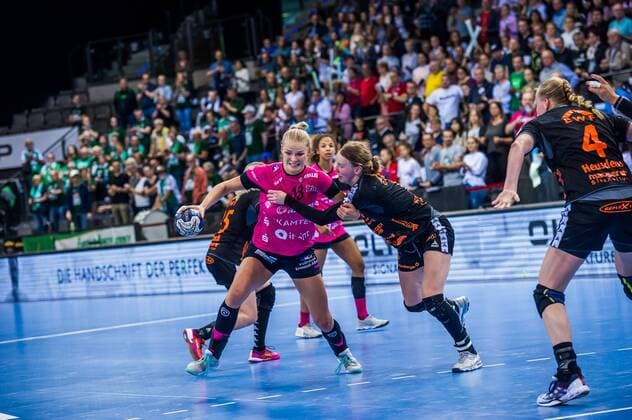 HSG Bad Wildungen Vipers - TuS Metzingen Shenia MINEVSKAJA ( 13 TuS Metzingen) Tamara HAGGERTY ( 5 HSG Bad Wildungen Vipers) beim Spiel des OLYMP FINAL4, HSG Bad Wildungen Vipers vs. TuS Metzingen. Stuttgart. 20.05.18 Handball OLYMP Final4 , Stuttgart Baden Wuerttemberg Deutschland Porsche Arena