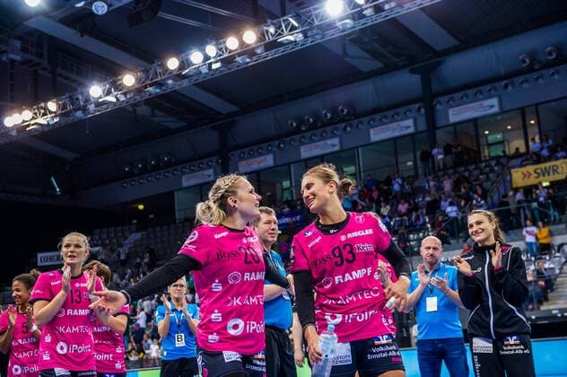 HSG Bad Wildungen Vipers - TuS Metzingen Freude nach Sieg gegen den HSG Wetzlar - Annika INGENPASS ( 20 TuS Metzingen) Julia BEHNKE ( 93 TuS Metzingen) beim Spiel des OLYMP FINAL4, HSG Bad Wildungen Vipers vs. TuS Metzingen. Stuttgart. 20.05.18 Handball OLYMP Final4 , Stuttgart Baden Wuerttemberg Deutschland Porsche Arena