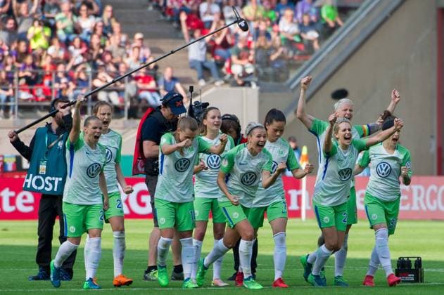 Die Spielerinnen des VfL Wolfsburg jubeln über einen verwandelten Elfmeter, Fussball, DFB-Pokal der Frauen, Finale, VfL Wolfsburg - FC Bayern München,