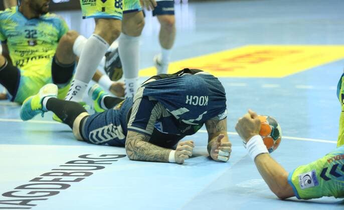 20.05.2018, xcsx, Handball EHF Cup Final 4, Handball EHF Cup Final 4, Finale, Saint-Raphael Var Handball - Füchse Berlin, emspor, v.l. Johan Koch (Füchse Berlin) loses his jersey, after Zweikampf, battle for the ball Magdeburg