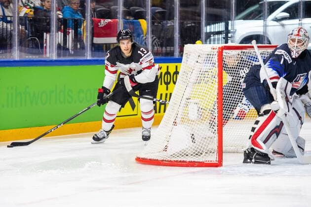 Eishockey WM, USA- Kanada 180520 Kanadas Matt Barzal bakom malet vid USA:s malvakt Keith Kinkaid under bronsmatchen i ishockey-VM mellan USA och Kanada den 20 maj 2018 i Köpenhamn. Copyright: PETTERxARVIDSON BB180520PA028