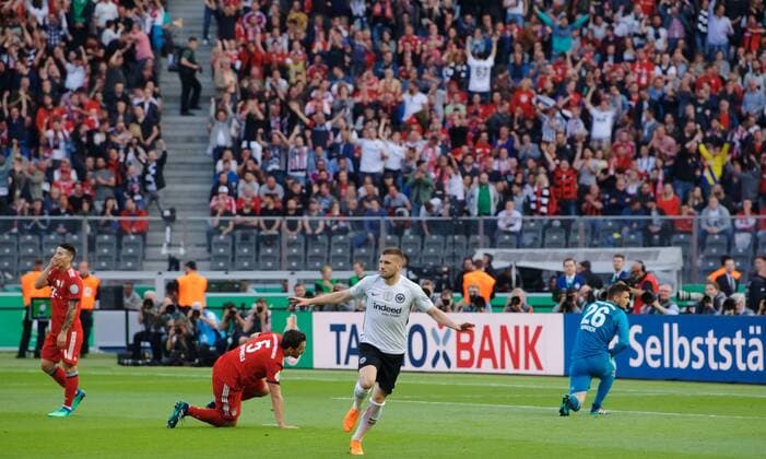 Fussball Berlin Olympiastadion 19.05.2018 DFB Pokalfinale FC Bayern Muenchen geg Eintracht Frankfurt 1 : 3 0 : 1 Torjubel Torschütze Ante REBIC 4 Eintracht Frankfurt vlnr THIAGO Alcantara FCB Mats HUMMELS 5 FCB Ante REBIC 4 Eintracht Frankfurt TW Sven ULREICH 26 FCB