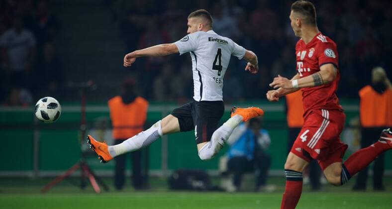 Fussball Berlin Olympiastadion 19.05.2018 DFB Pokalfinale FC Bayern Muenchen geg Eintracht Frankfurt 1 : 3 1 : 2 TOR TORSCHUSS Torschütze Ante REBIC 4 Eintracht Frankfurt geg Niklas SUELE ( SÜLE ) 4 FCB