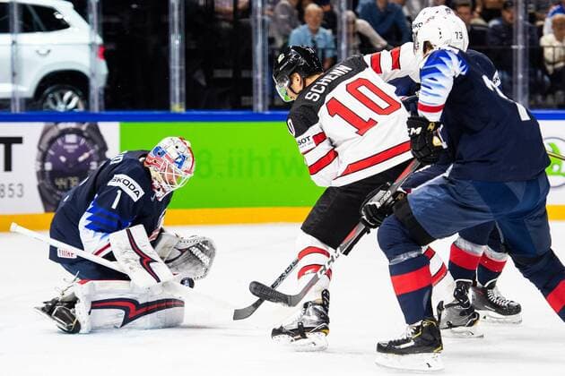 Eishockey WM, USA- Kanada 180520 Kanadas Brayden Schenn med läge framför USA:s malvakt Keith Kinkaid under bronsmatchen i ishockey-VM mellan USA och Kanada den 20 maj 2018 i Köpenhamn. Copyright: PETTERxARVIDSON BB180520PA031