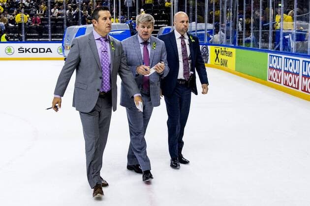 180520 Kanadas förbundskapten Bill Peters lämnar isen under bronsmatchen i ishockey-VM mellan USA och Kanada den 20 maj 2018 i Köpenhamn. Copyright: LUDVIGxTHUNMAN BB180520LT021