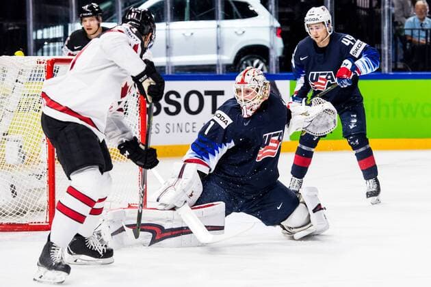 180520 USA:s malvakt Keith Kinkaid räddar styrning av Kanadas Tyson Jost under bronsmatchen i ishockey-VM mellan USA och Kanada den 20 maj 2018 i Köpenhamn. Copyright: PETTERxARVIDSON BB180520PA033