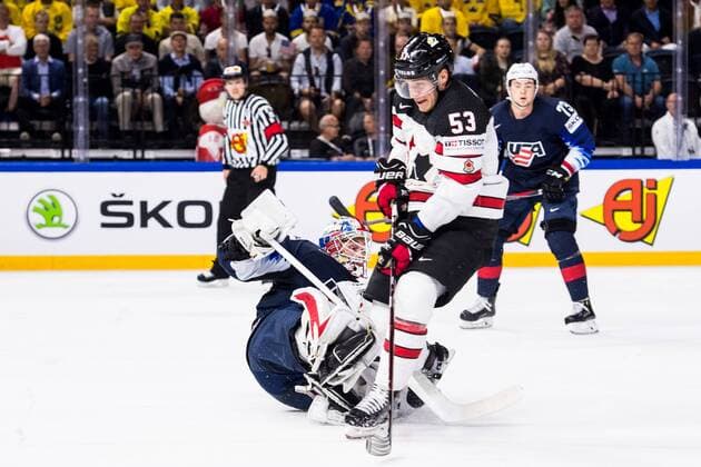 180520 USA:s malvakt Keith Kinkaid och Kanadas Bo Horvat under bronsmatchen i ishockey-VM mellan USA och Kanada den 20 maj 2018 i Köpenhamn. Copyright: PETTERxARVIDSON BB180520PA035