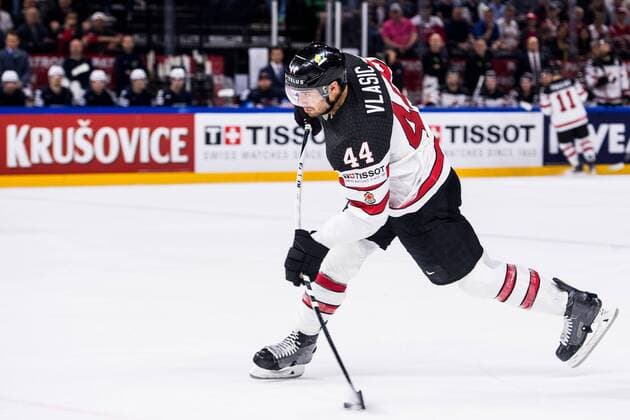 180520 Kanadas Marc-Edouard Vlasic testar skott under bronsmatchen i ishockey-VM mellan USA och Kanada den 20 maj 2018 i Köpenhamn. Copyright: PETTERxARVIDSON BB180520PA036