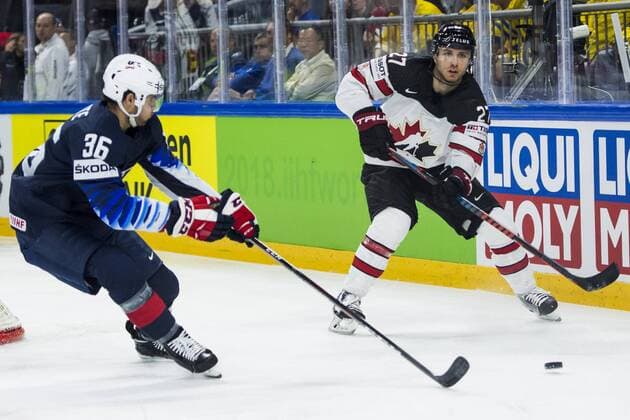 180520 Kanadas Ryan Murray bevakas av USA:s Colin White under bronsmatchen i ishockey-VM mellan USA och Kanada den 20 maj 2018 i Köpenhamn. Copyright: LUDVIGxTHUNMAN BB180520LT027