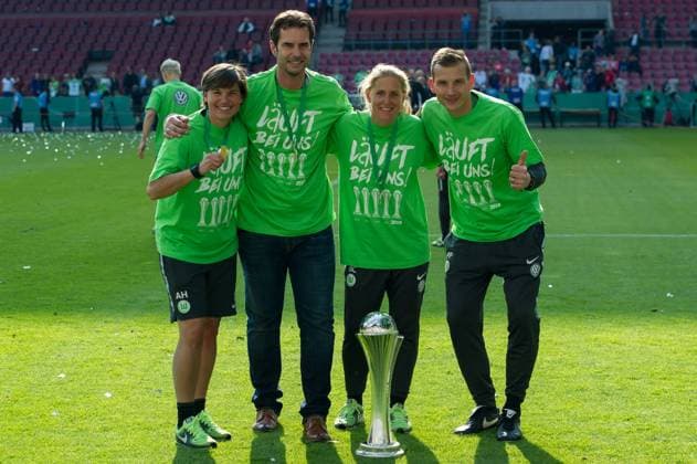 v.li.: Co-Trainerin Ariane Hingst (VfL Wolfsburg), Sportlicher Leiter Ralf Kellermann (VfL Wolfsburg), Co-Trainerin Britta Carlson (VfL Wolfsburg) und Torwarttrainer Patrick Platins (VfL Wolfsburg) mit dem Pokal, halten den Pokal hoch, zeigen den Pokal, Jubel über den Pokalsieg, Freude, Lachen, Stimmung, feiern, Emotion, Fussball, DFB-Pokal der Frauen, Finale, VfL Wolfsburg - FC Bayern München,
