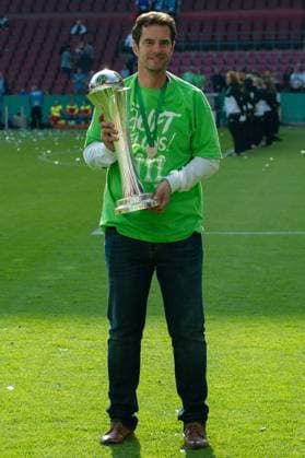 Sportlicher Leiter Ralf Kellermann (VfL Wolfsburg) mit dem Pokal, hält den Pokal hoch, zeigt den Pokal, Jubel über den Pokalsieg, Freude, Lachen, Stimmung, feiern, Emotion, Fussball, DFB-Pokal der Frauen, Finale, VfL Wolfsburg - FC Bayern München,